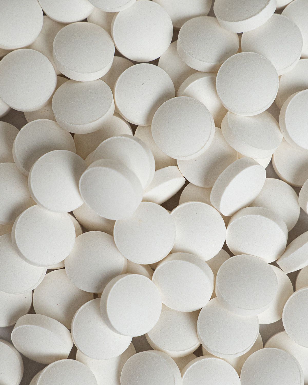 Nahaufnahme vieler weißer buxtrade Koffein Tabletten.