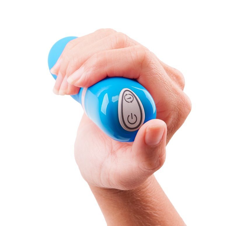 Blauer Vibrator in Hand gehalten. Auf der Oberseite befinden sich ein Ein-/Ausschalter und ein Symbol.