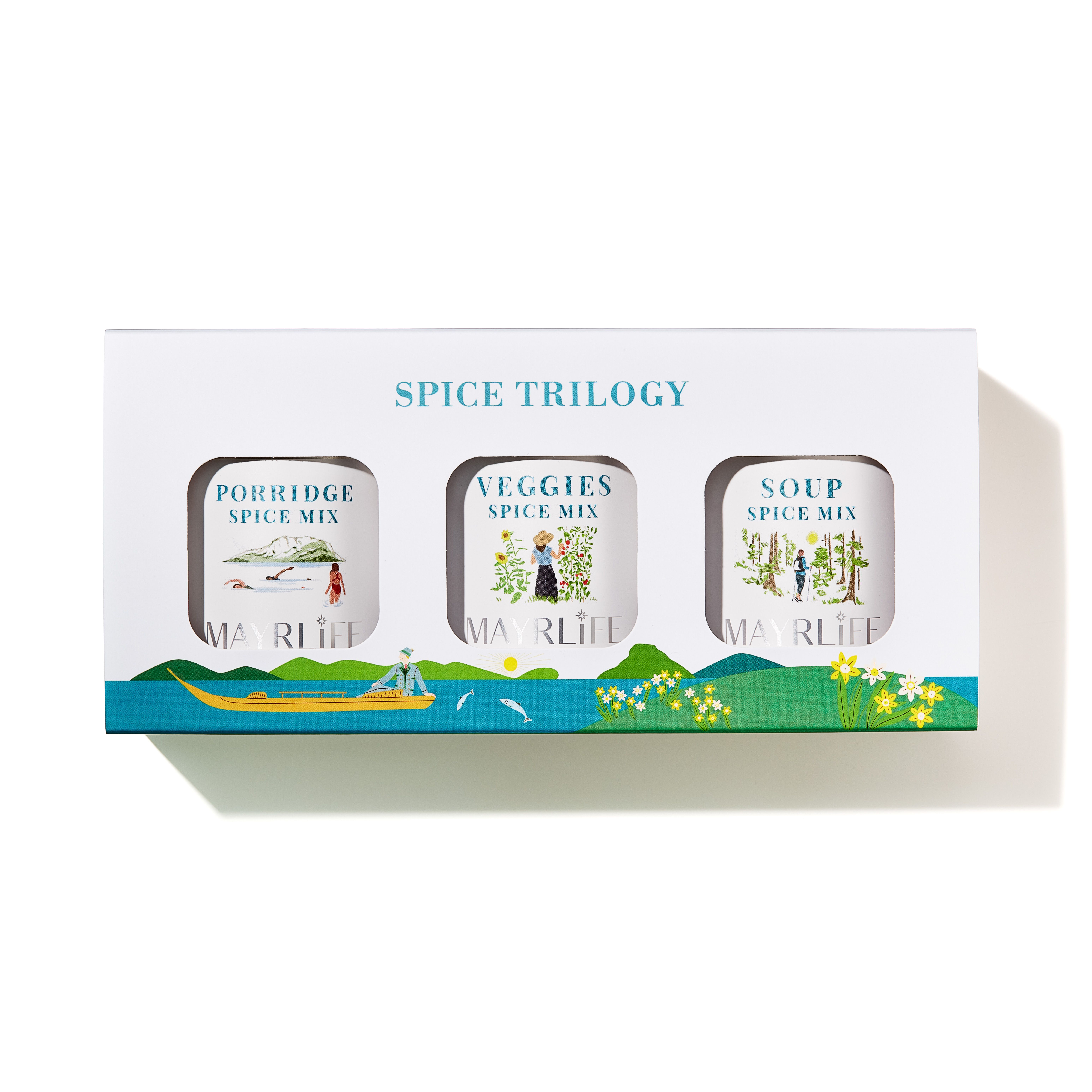 Verpackung mit drei Gewürzbehältern. Aufschrift: SPICE TRILOGY. Jedes Gefäß hat ein Etikett mit Aufschrift und Illustrationen. MAYRLIFE-Logo.