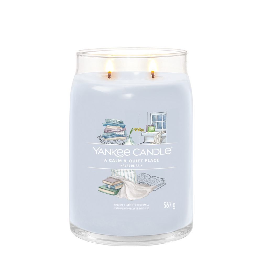 Duftkerze mit zwei Dochten. Hellblaue Kerze mit Aufdruck und Schriftzug "Yankee Candle A Calm & Quiet Place". 567g.