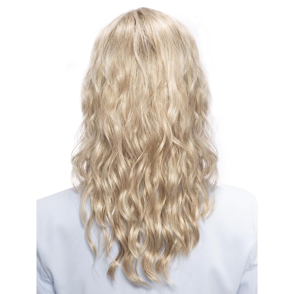 Perücke Kiky von trendhair. Blond, gewellt. Rückansicht. Frau trägt hellblaues Jackett.