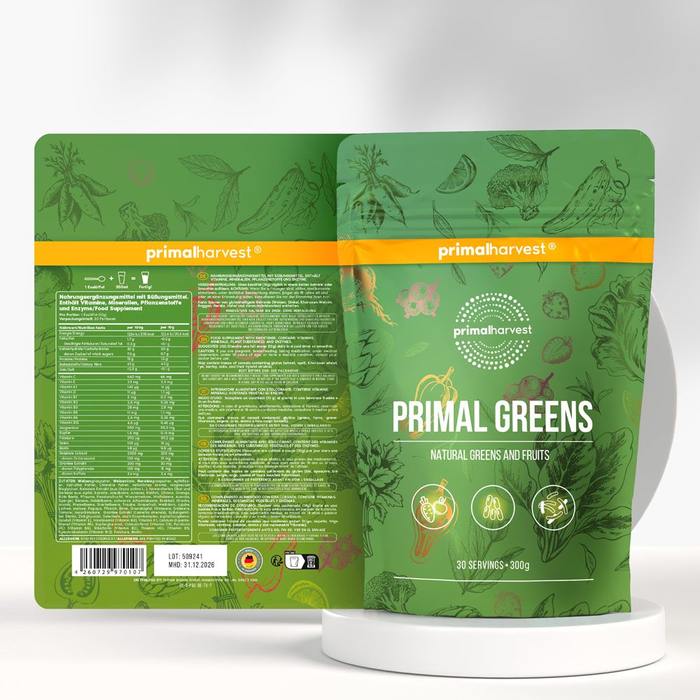 Primal Greens-Packung, geöffnet. Rückseite mit Nährwertangaben. Auf weißem Podest.