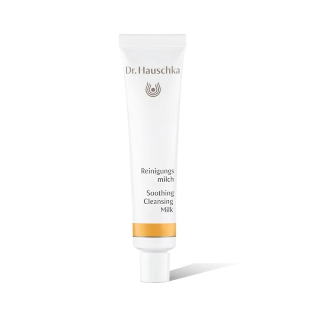 Weiße Tube mit Aufschrift Dr. Hauschka, Reinigungs-Milch, Soothing Cleansing Milk. Gelber Streifen am unteren Ende.