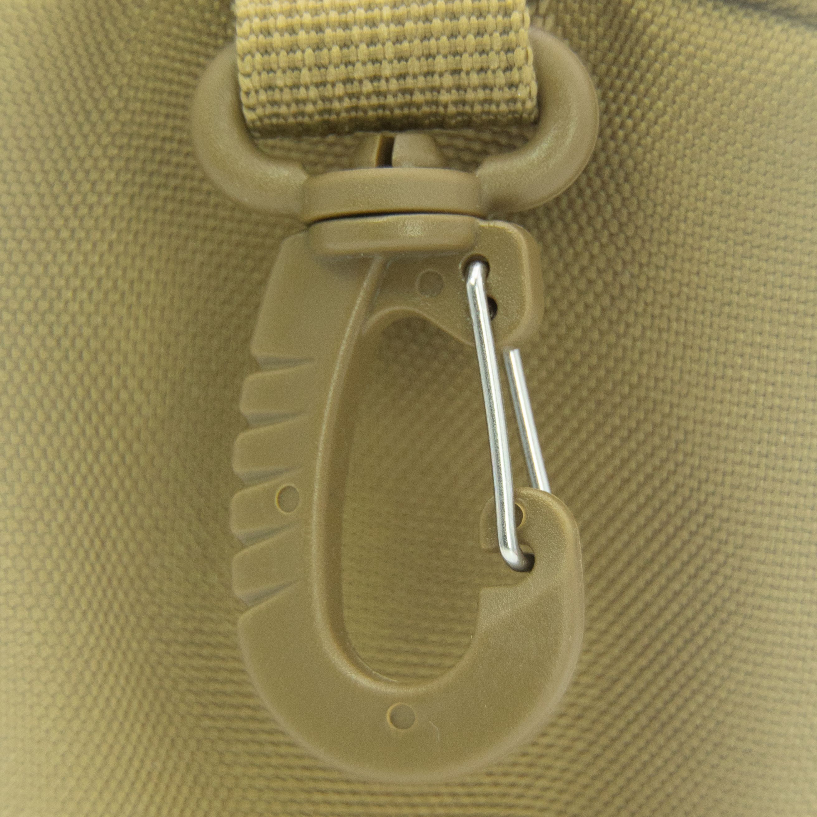 Nahaufnahme eines beigefarbenen Karabinerhakens an einem Notfallrucksack. Der Haken ist aus Kunststoff.