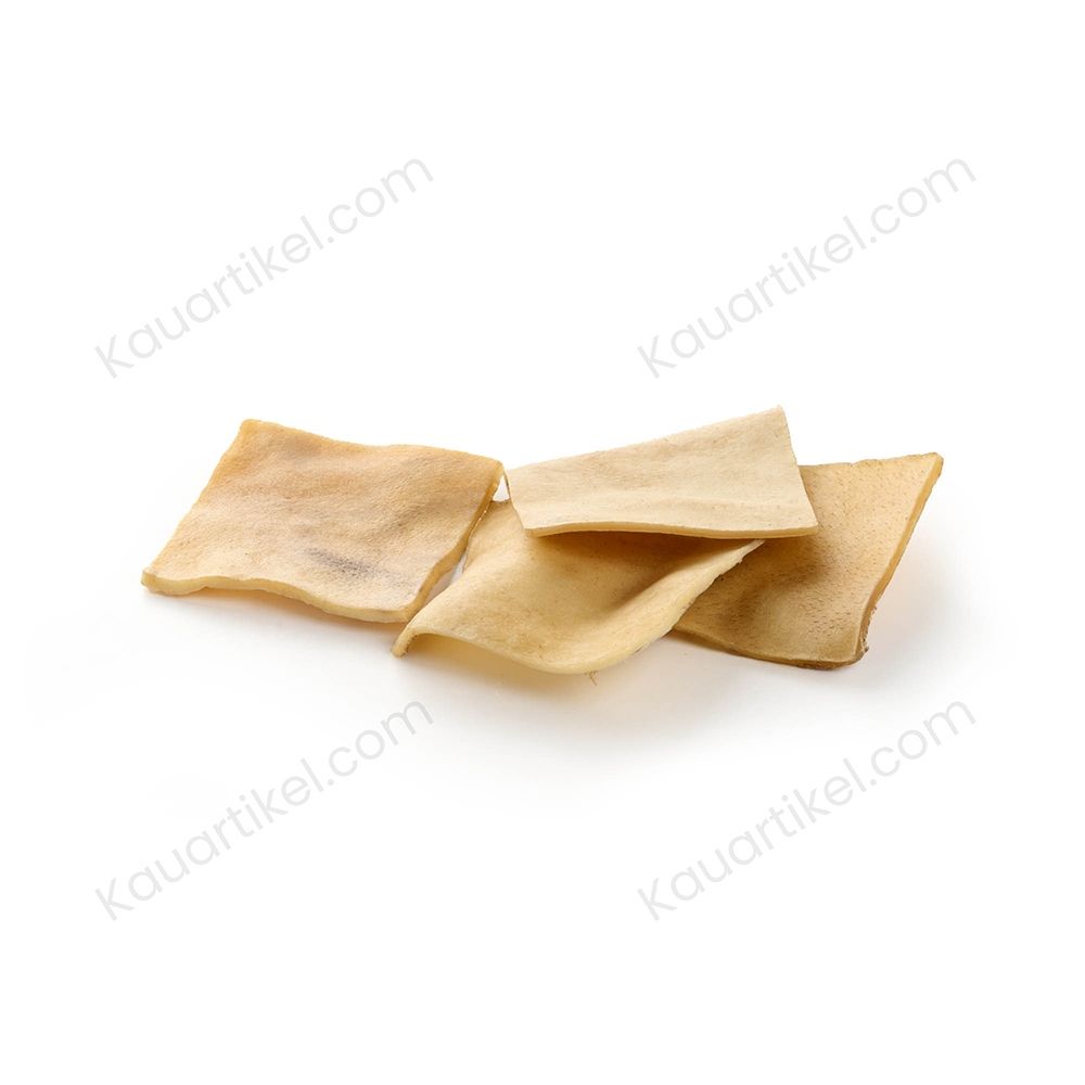 Mehrere Rinder-Kauchips auf weißem Hintergrund.