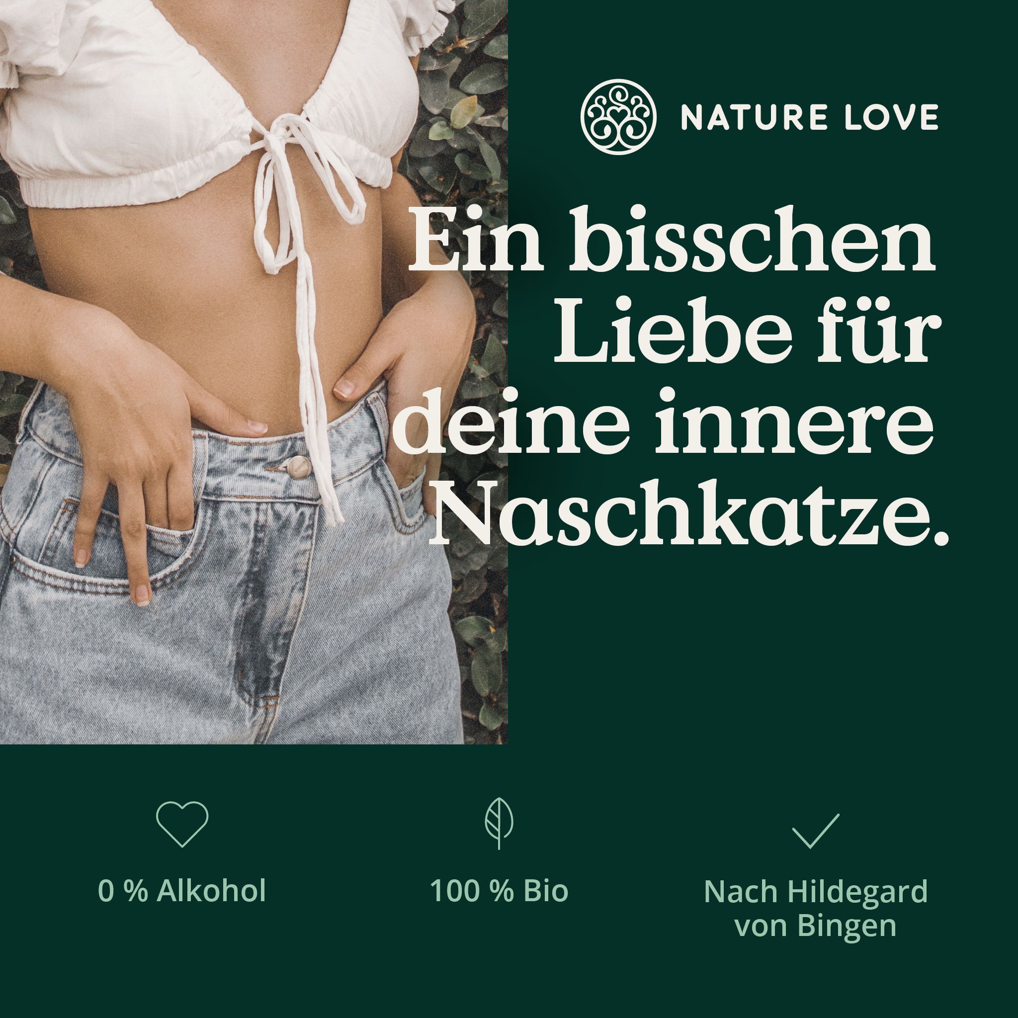 Frau in Jeans und weißem Oberteil. Text: "Ein bisschen Liebe für deine innere Naschkatze." Logos: 0% Alkohol, 100% Bio, Nach Hildegard von Bingen.