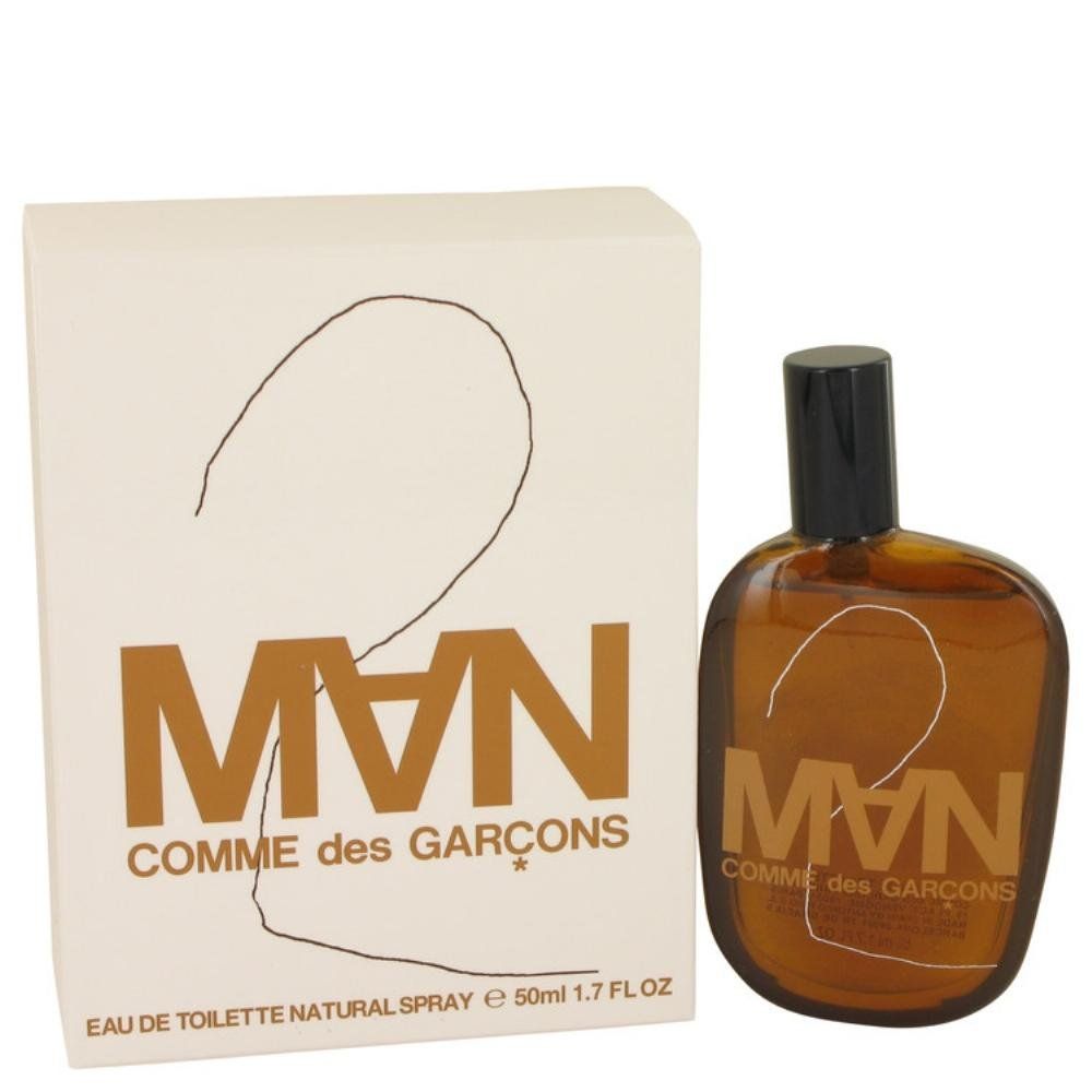 CDG 2 MAN Eau de Toilette Spray. Flakon und Verpackung. Braune Flüssigkeit, schwarzer Verschluss. Weißer Karton mit Logo.