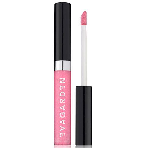 Rosa Lipgloss-Tube mit schwarzem Deckel und silbernem Ring. Der Applikator ist sichtbar. Auf dem Tube steht "evagarden".