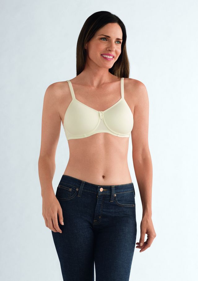 Beiger Schalen-BH mit Trägern. Frau trägt den BH und Jeans. Dezentes Design. Angenehme Passform.