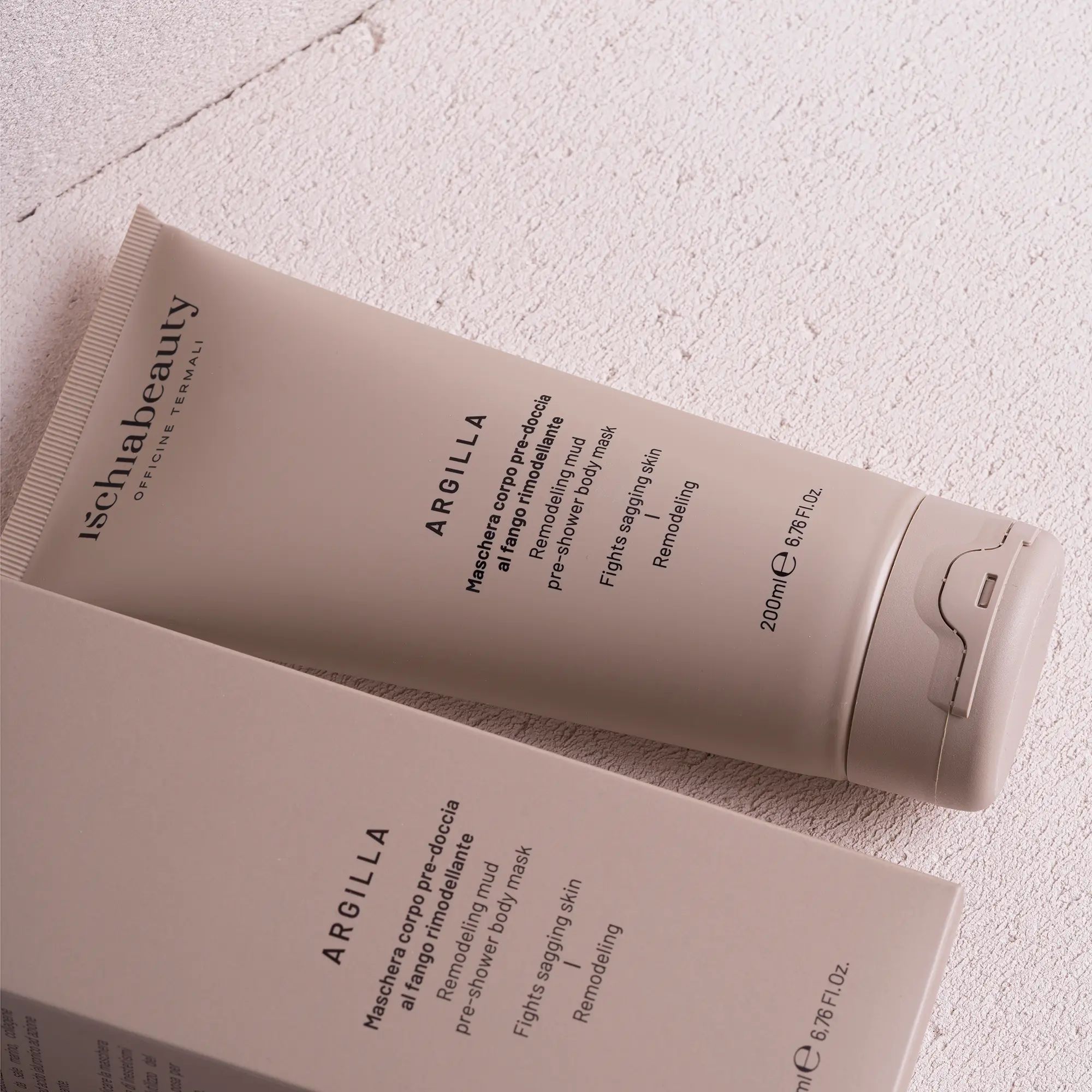 Tube und Schachtel. Aufschrift: Ischiabeauty, Argilla, Maschera corpo pre-doccia al fango rimodellante. Produkt liegt.