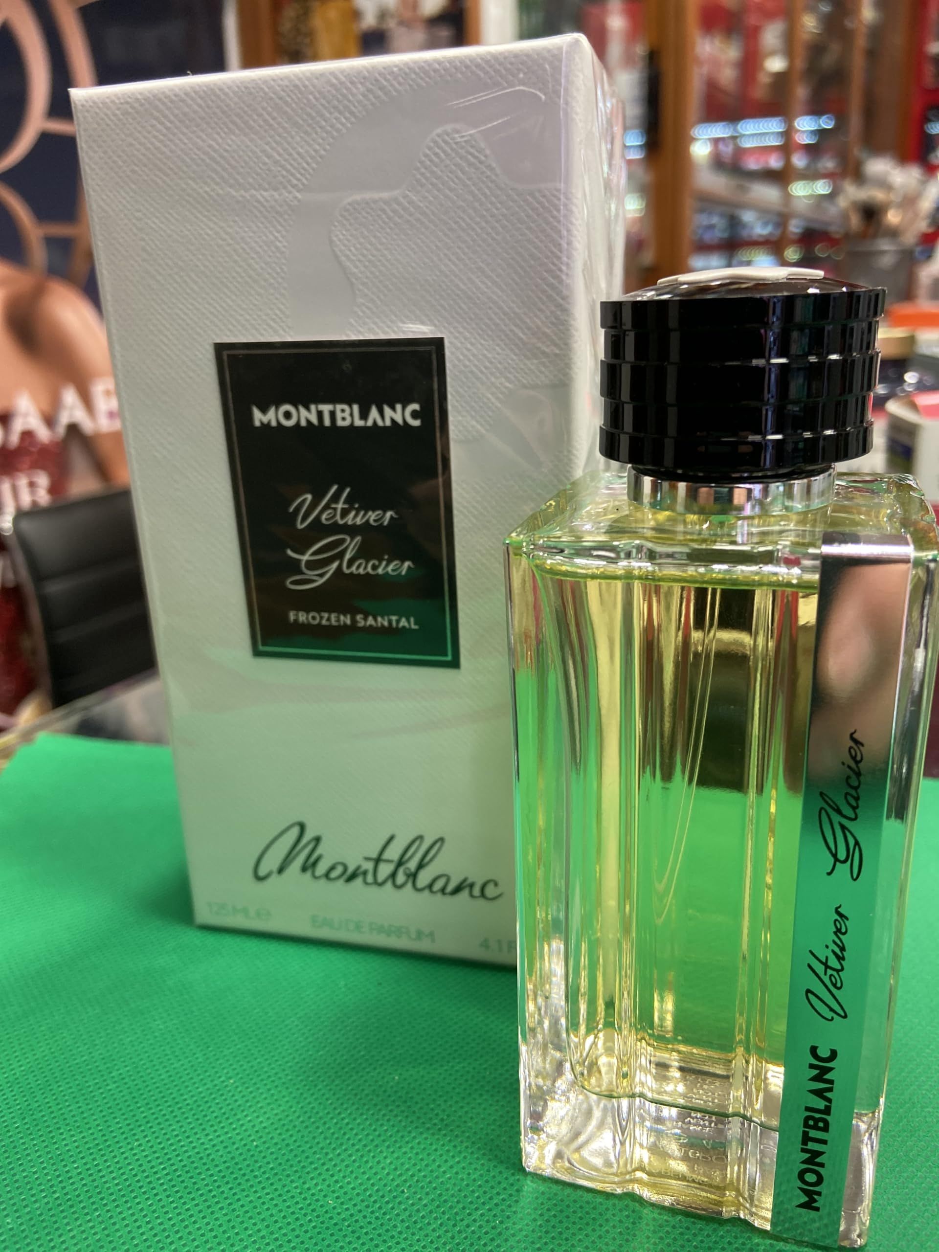 Glasflakon mit schwarzem Deckel und weißer Verpackung. Aufschrift: Montblanc, Vetiver Glacier, Frozen Santal.