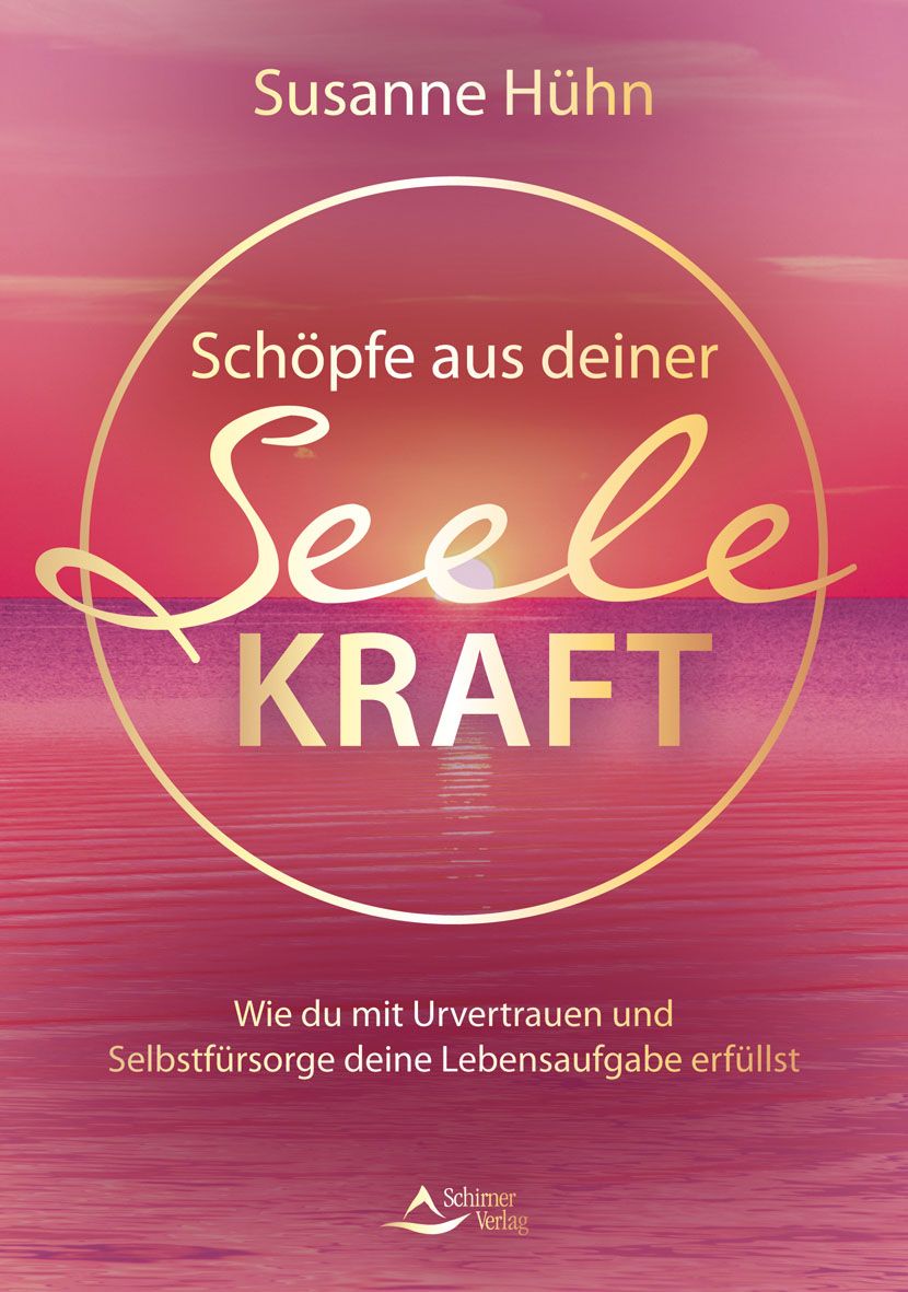 Buchcover mit Titel "Schöpfe aus deiner Seele Kraft". Autorin: Susanne Hühn. Verlag: Schirner Verlag. Hintergrund: Sonnenuntergang in Rosa.