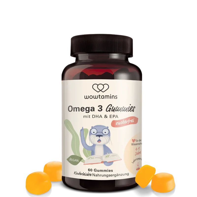 Braune Flasche mit Omega 3 Gummies. Aufschrift: wowtamins, Omega 3 Gummies, zuckerfrei, 60 Gummies. Gelbe Gummibärchen daneben.