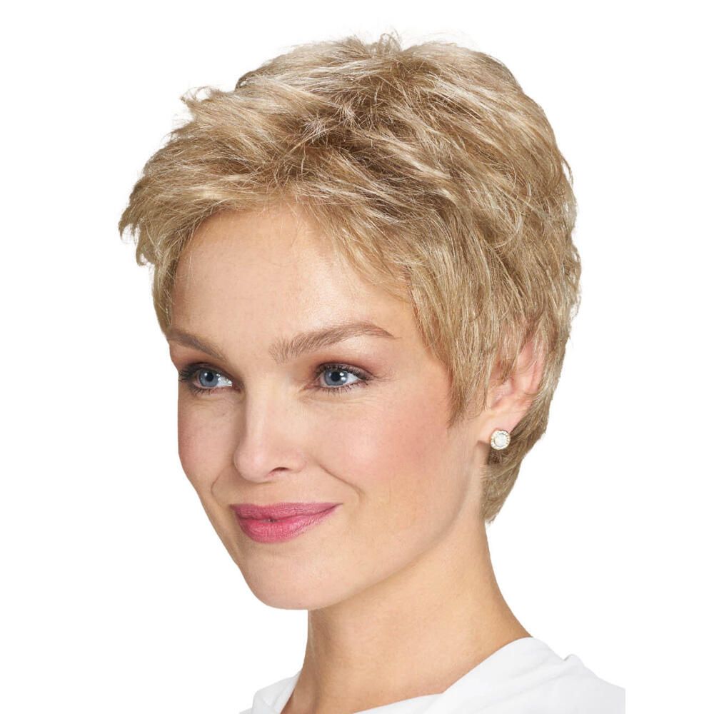 Blonde Kurzhaarperücke. Nahaufnahme einer Frau mit Perücke. Kurze, gewellte Haare. Hautfarbener Hintergrund.