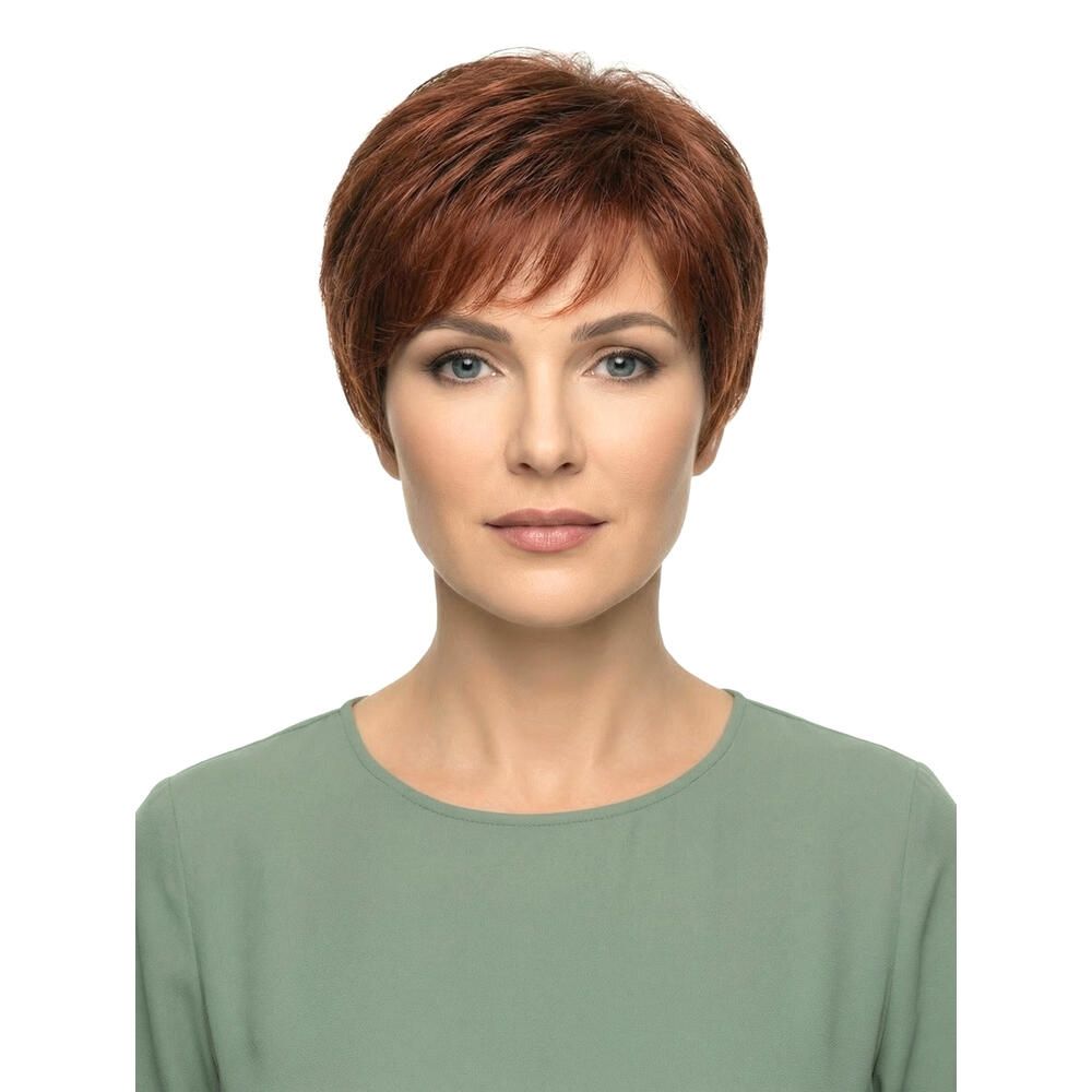 Kurzhaarperücke in Rotbraun. Frontale Ansicht einer Frau mit Perücke und grünem Oberteil. Blick in die Kamera.