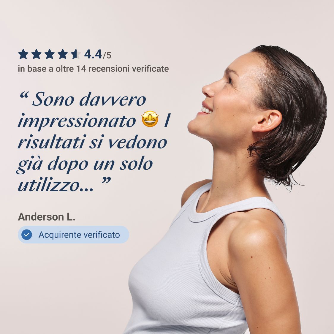 Una donna sorride verso l'alto. Citazione: Risultati dopo un solo utilizzo. Valutazione: 4,4/5. Acquirente verificato.