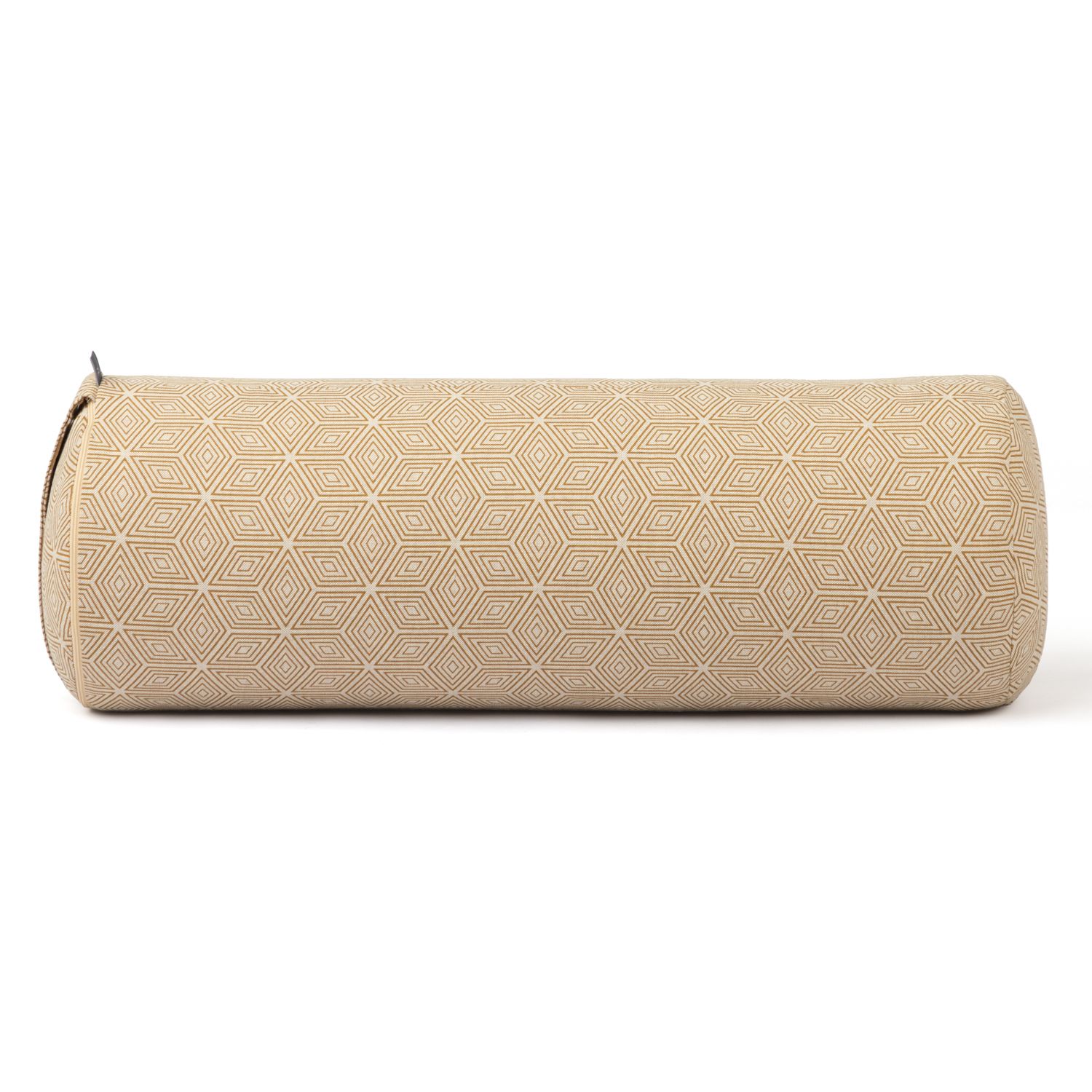 Zylindrisches Yoga-Bolster, beige mit geometrischem Muster. Auf weißem Hintergrund.