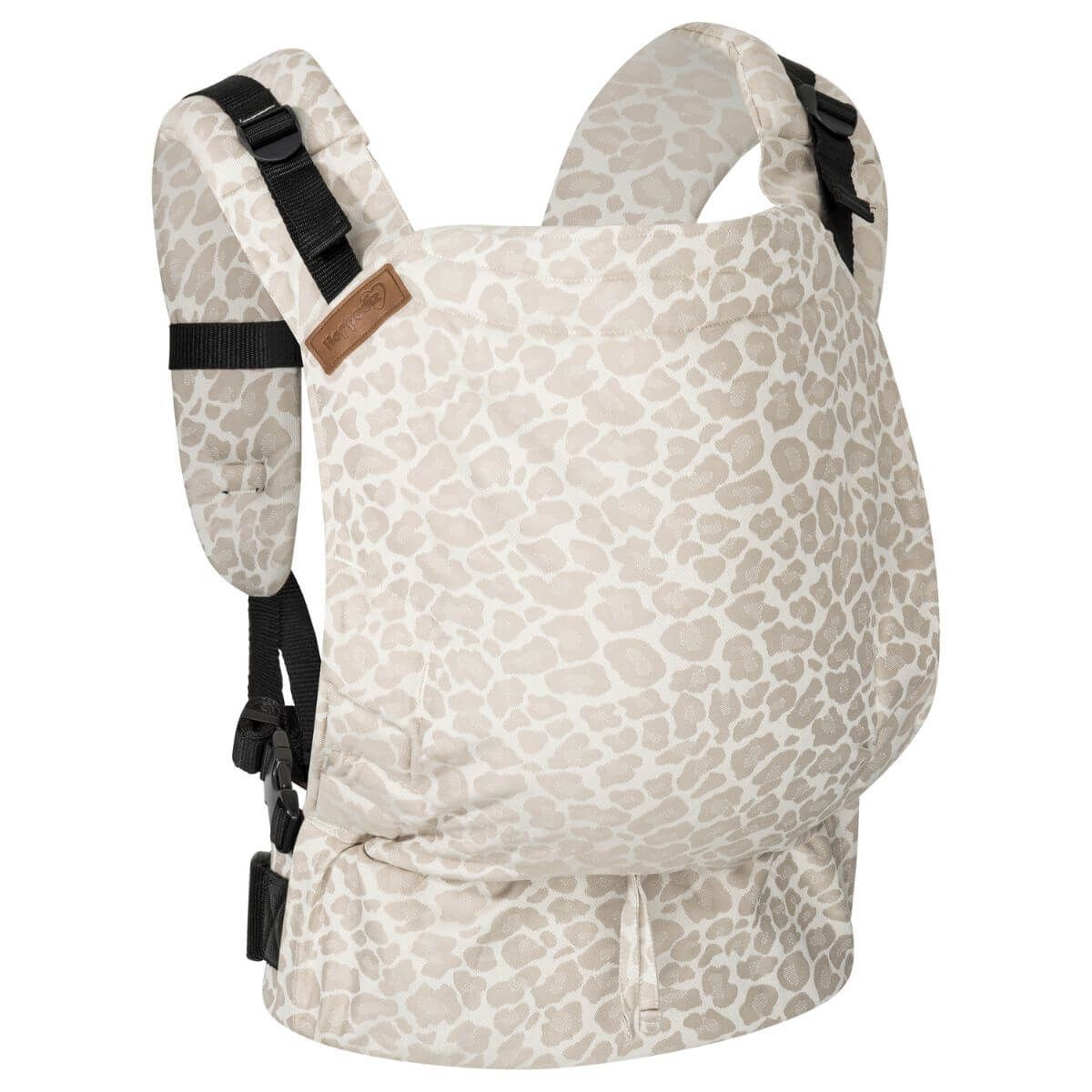 Babytrage mit Leopardenmuster. Schwarze Gurte und Schnallen. Braunes Lederetikett.
