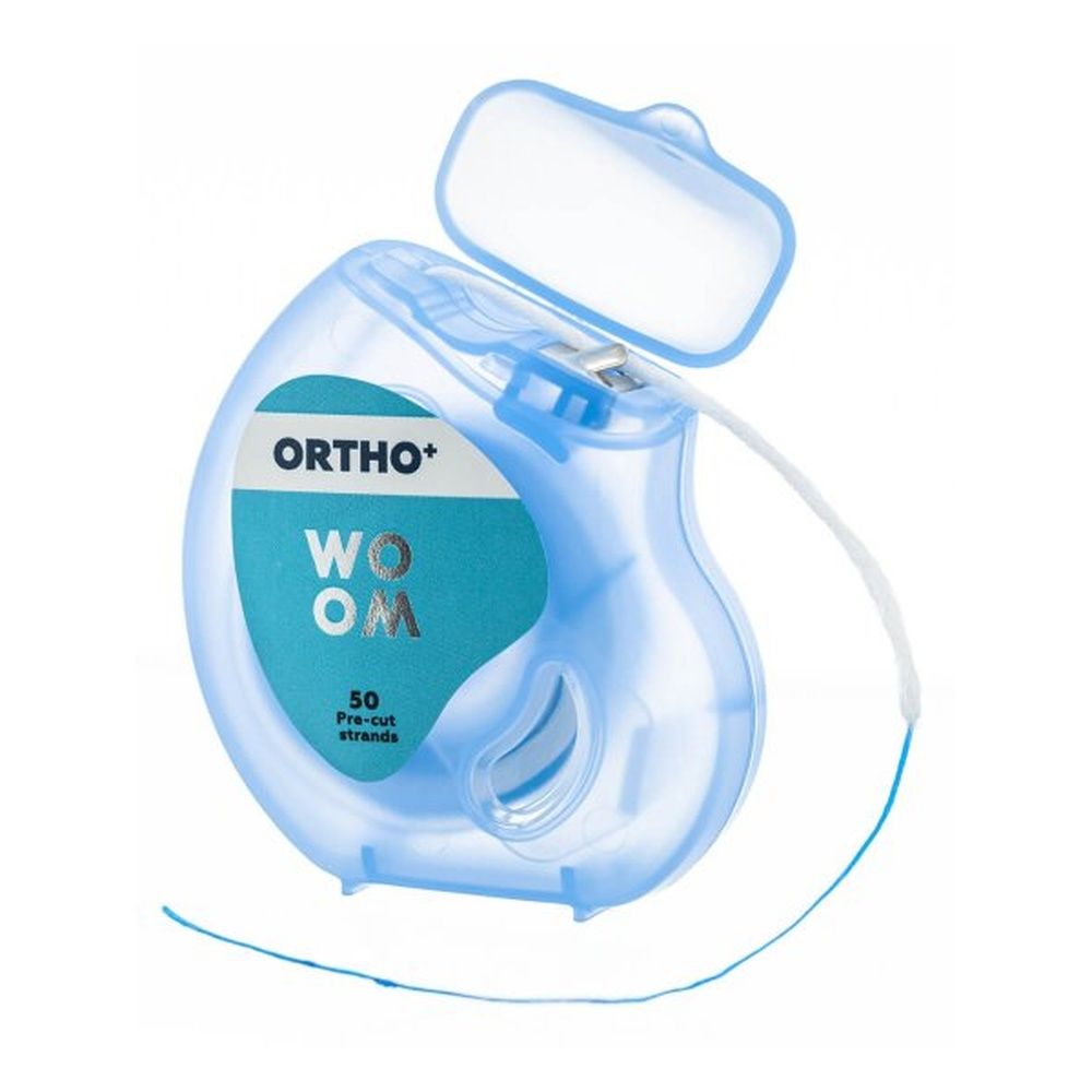 Geöffnete blaue Zahnseide-Spenderdose mit "ORTHO+" und "WOOM"-Logo. Ein Faden wird herausgezogen. Transparente, geschwungene Form.