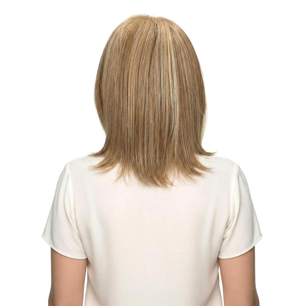 Rückansicht einer Frau mit schulterlangem, blondem Haar. Weißer Hintergrund.