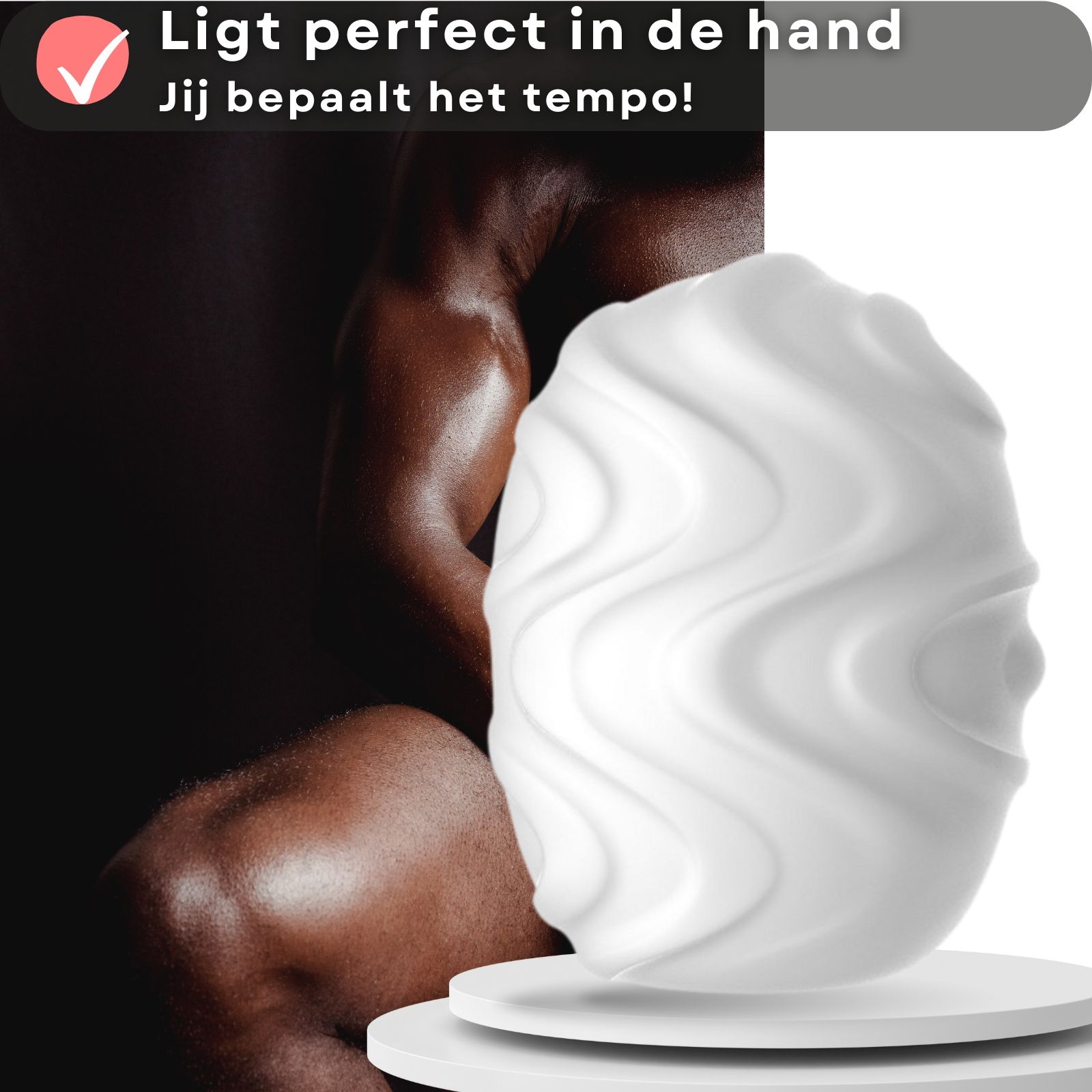 Witte masturbator ei op een wit platform. Op de achtergrond een gespierde man.