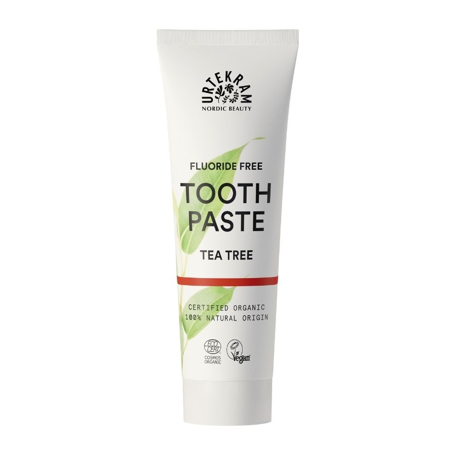 Zahncreme-Tube. Weiß, mit rotem Streifen. Aufschrift: Fluoridfrei, Zahnpasta, Teebaum. Zertifizierte Bio- und Vegan-Siegel.