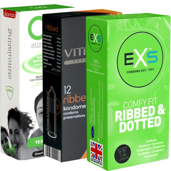 Drei Kondom-Verpackungen. Links: Okamoto, Textur. Mitte: Vita, gerippt. Rechts: ExS, gerippt und gepunktet. Alle enthalten 12 Kondome.