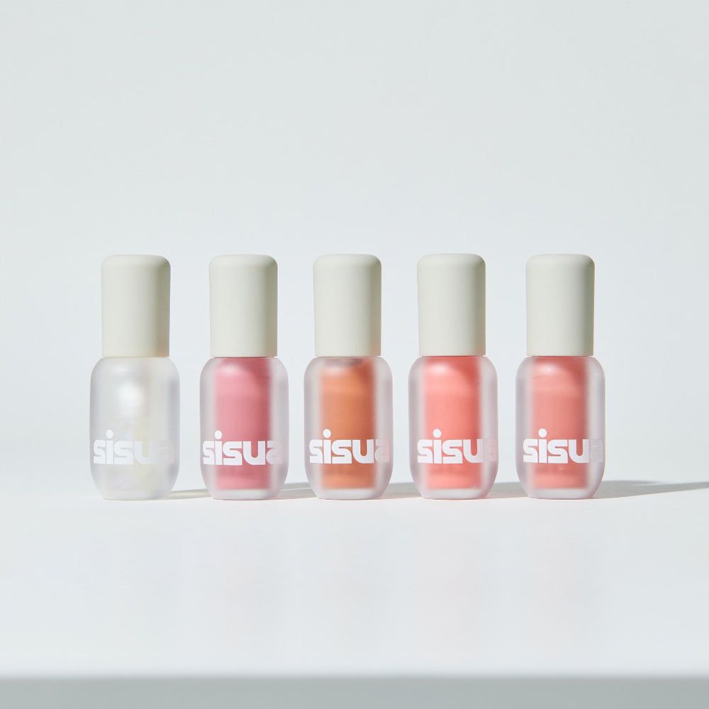 Fünf kleine Fläschchen mit farbigem Inhalt und weißen Deckeln. Auf jedem Fläschchen steht 'sisu'.