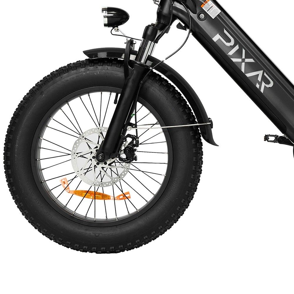 Nahaufnahme des Vorderrads eines Elektro-Citybikes. Schwarzer Reifen, Bremsscheibe, Schutzblech und das Logo PIXAR.