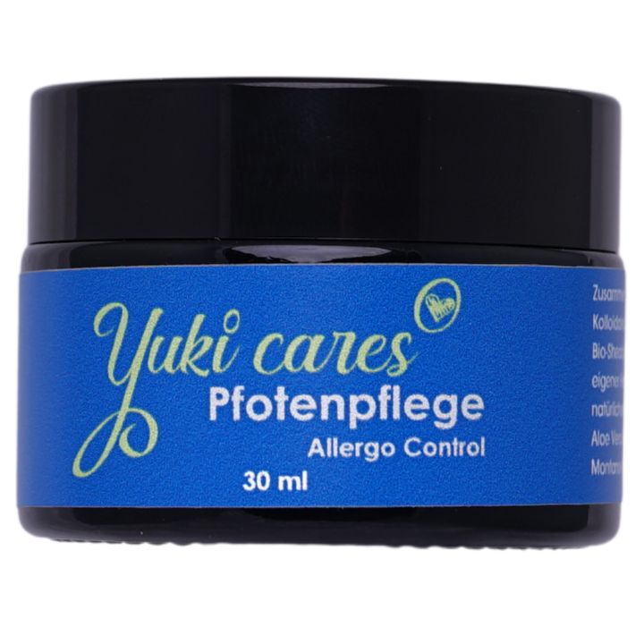 Dunkle Creme-Dose mit blauem Etikett. Auf dem Etikett steht "Yuki cares Pfotenpflege Allergo Control" und "30 ml".
