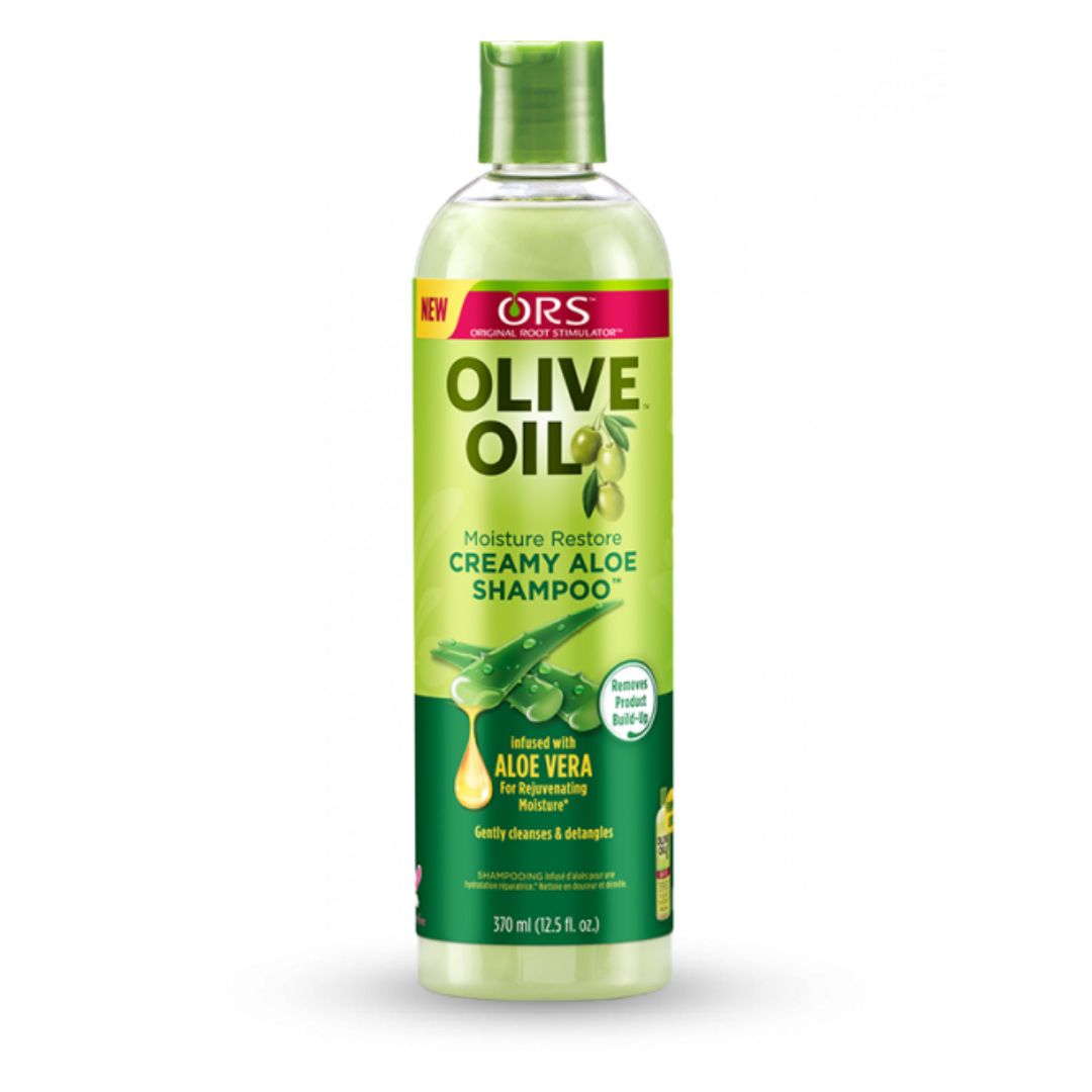 Grüne Shampoo-Flasche mit Etikett. Aufschrift: Olive Oil, Creamy Aloe Shampoo. Mit Aloe Vera und Oliven.