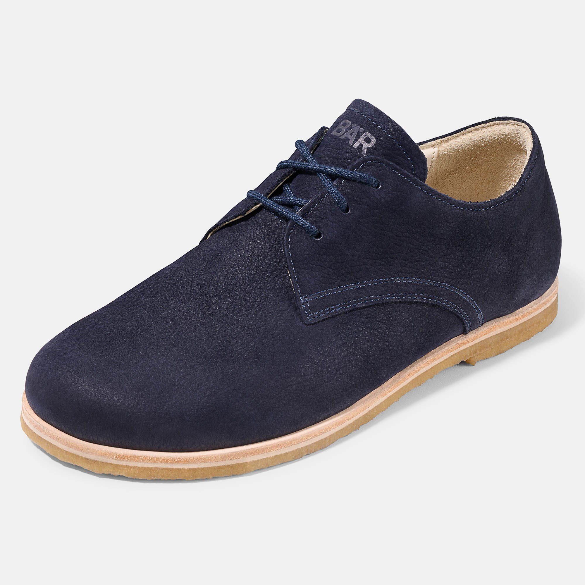 Blaue BÄR Clint Herren-Schnürschuhe. Breite Passform. Hellbraune Sohle. Schnürung. BÄR-Logo auf der Zunge. Schrägansicht.