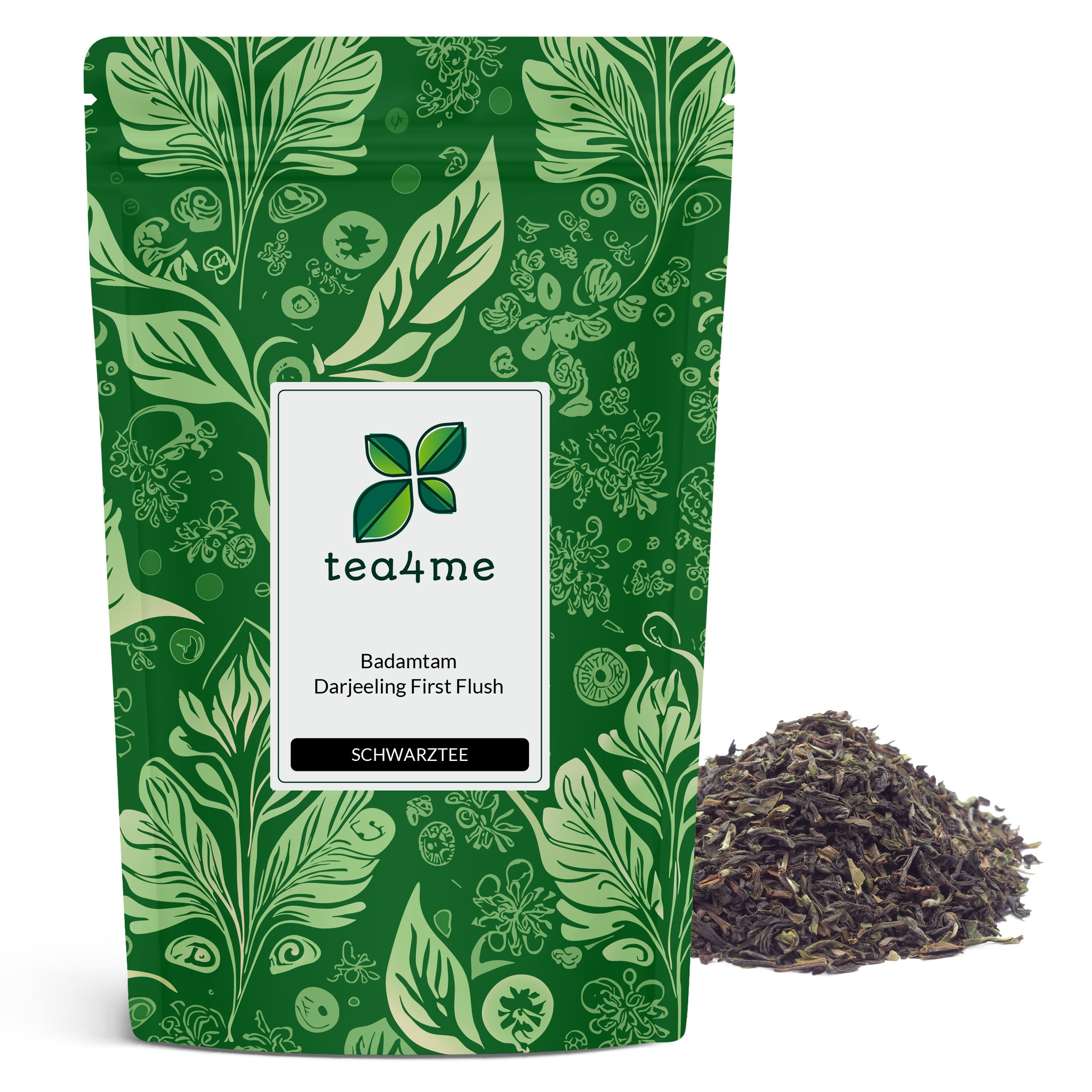 Grüne Verpackung mit floralem Muster und Produktinformationen. Daneben ein Haufen losen Schwarztees.