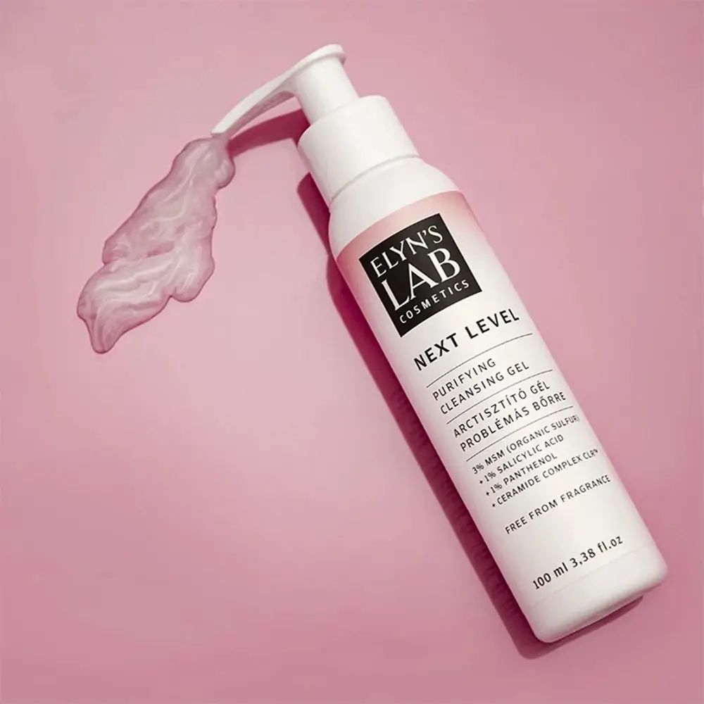 Weiße Flasche mit Pumpe, rosa Gel wird abgegeben. Rosa Etikett mit Text: ELYN'S LAB, NEXT LEVEL, Reinigungsgel. Text: 3% MSM, 1% Salicylsäure.