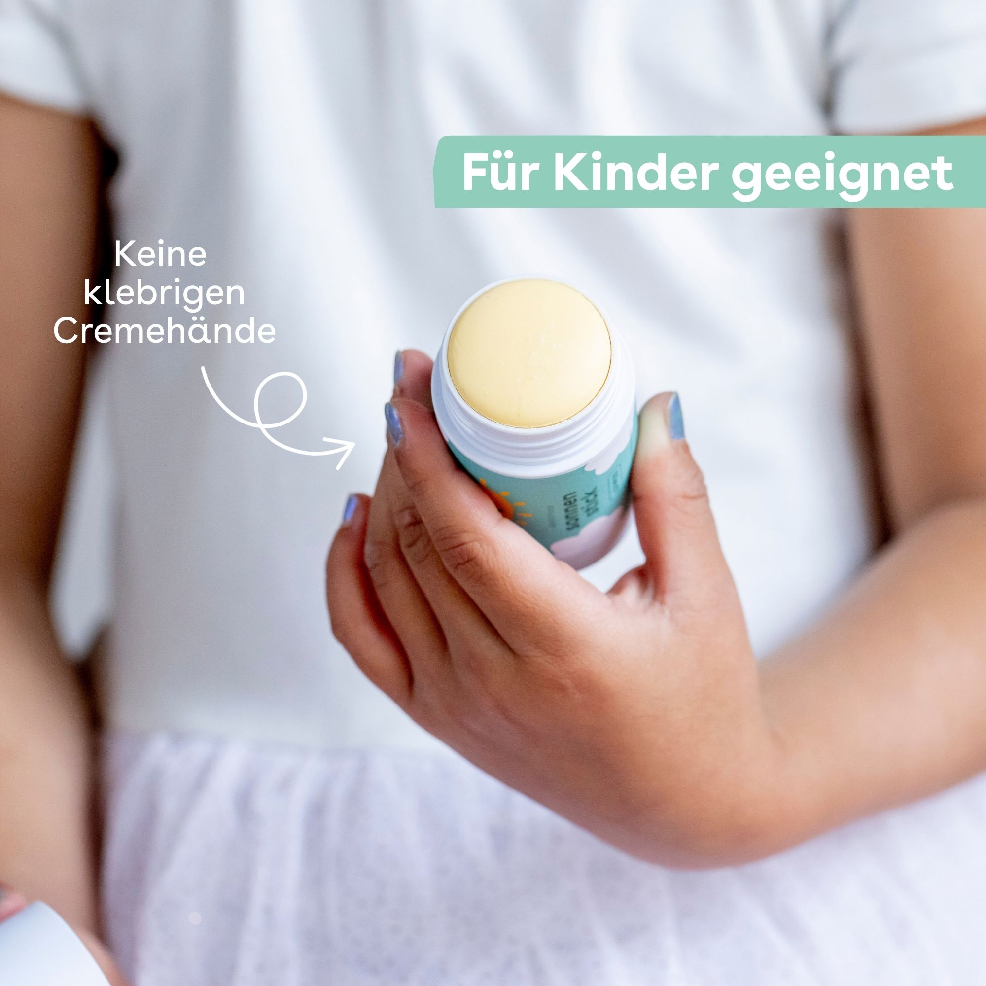 Hand hält Sonnenstick. Geeignet für Kinder, keine klebrigen Hände.
