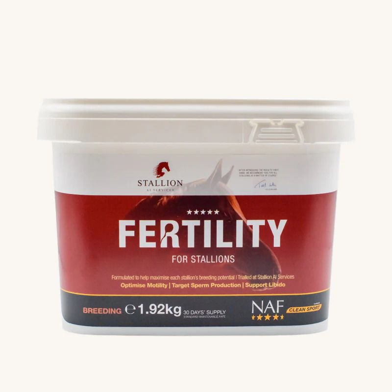 Eimer mit rotem Etikett. Aufschrift: FERTILITY FOR STALLIONS. Marke: NAF. Gewicht: 1,92 kg. Für Zucht. 30 Tage Vorrat.