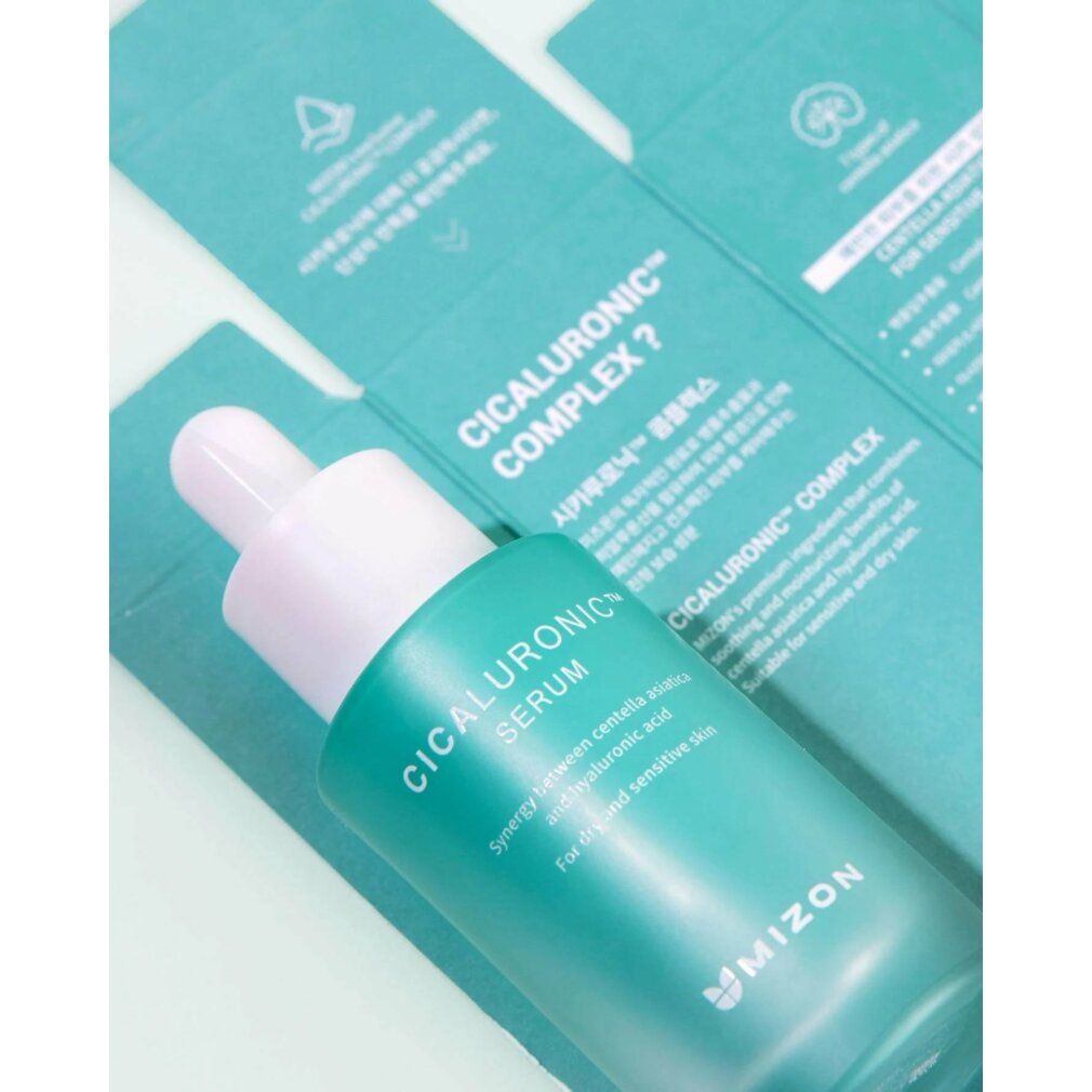 Serumflasche mit Pipette und Verpackung. Aufschrift: Cicaluronic Serum. Marke: Mizon. Grün und weiß.