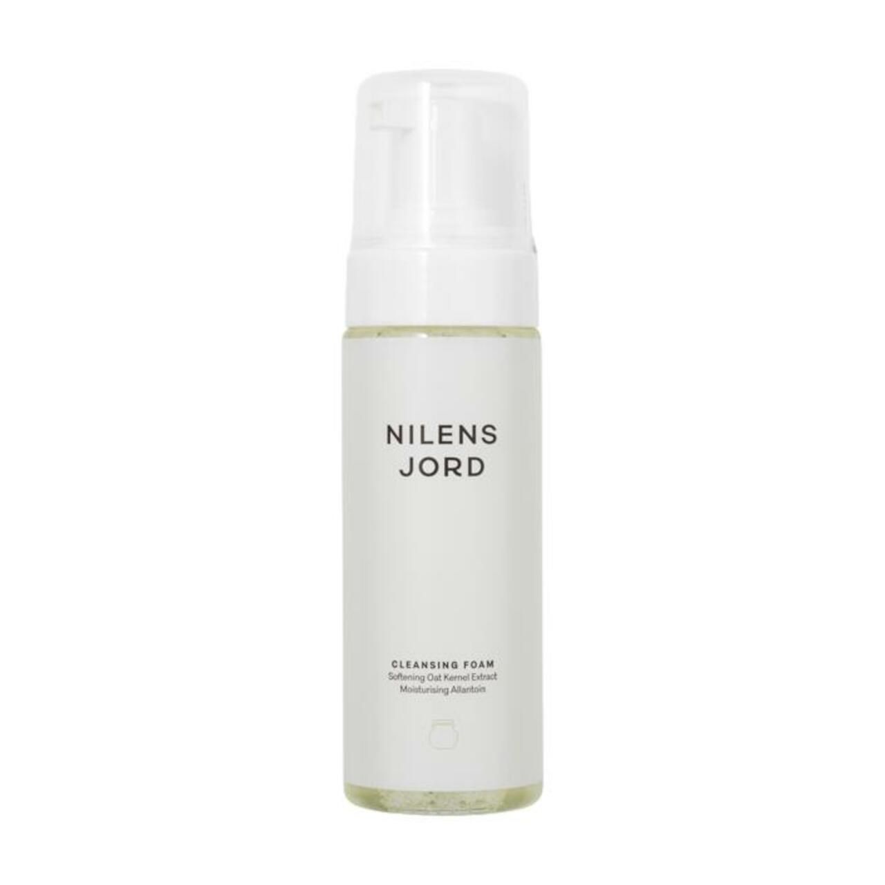 Weiße Flasche mit Sprühkopf. Aufschrift: NILENS JORD. Darunter: CLEANSING FOAM, Inhaltsstoffe. Auf hellem Hintergrund.