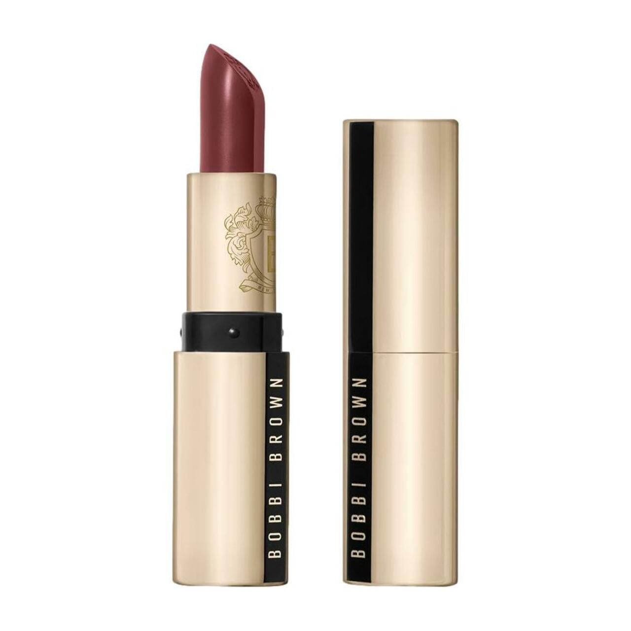 Lippenstift, goldfarbene Hülse, offene und geschlossene Form. Aufschrift Bobbi Brown. Dunkelroter Lippenstift.