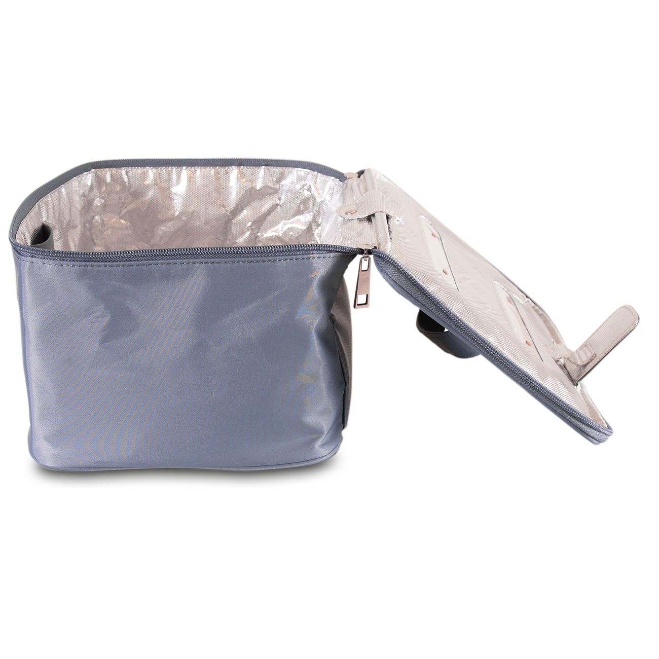 Hellgraue Tasche, geöffnet. Innenraum mit silberfarbener Beschichtung. Reißverschluss und Tragegriff sichtbar.