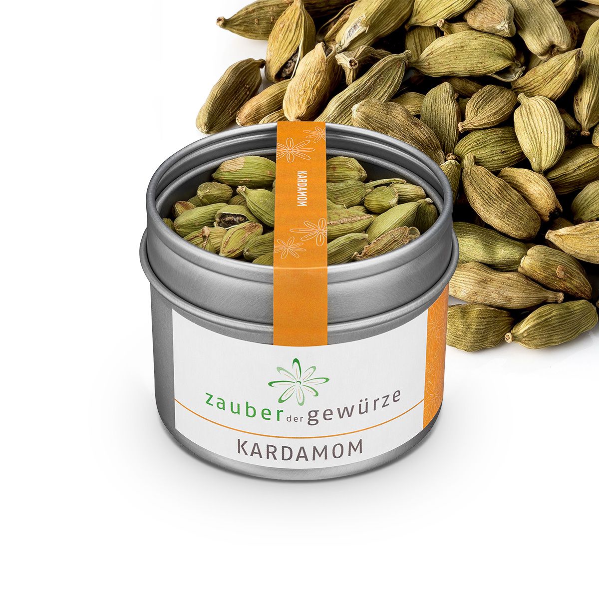 Dose mit grünem Kardamom. Aufkleber mit "Zauber der Gewürze" und "Kardamom". Orangefarbener Streifen mit "Kardamom".
