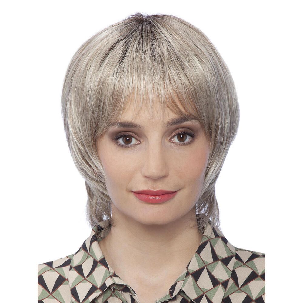 Perücke Enja von trendhair. Kurze, blonde Kunsthaarperücke mit Pony. Frau mit Perücke, Blick in die Kamera.