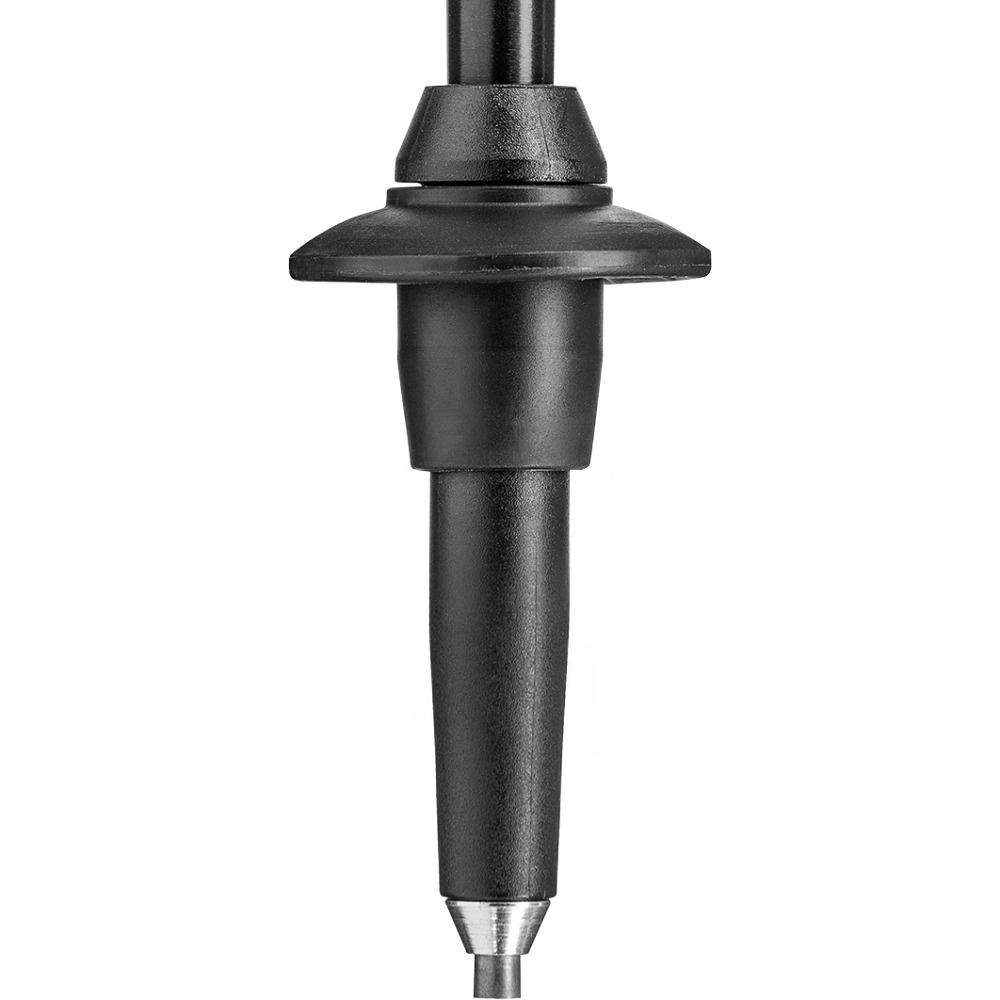 Nahaufnahme der Spitze eines Nordic Walking Stocks. Schwarze Spitze mit Metallspitze. Schwarzer Schaft. Runde, schwarze Auflage.