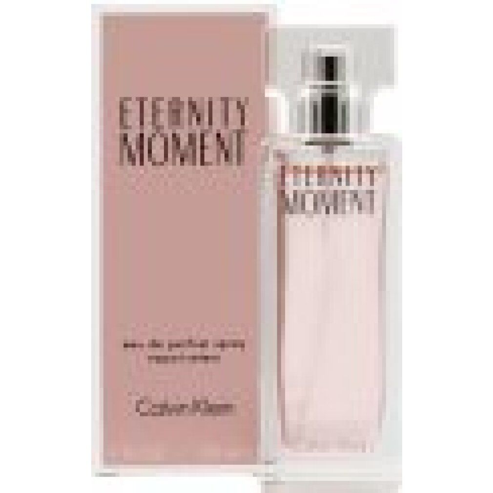 Parfümflakon und Verpackung. Rosa Flüssigkeit im rechteckigen Glasflakon. Aufschrift: Eternity Moment, Calvin Klein.