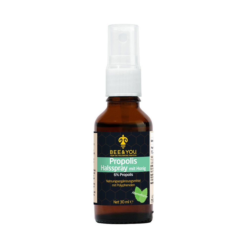 Braune Sprühflasche mit weißem Sprühkopf. Etikett mit Produktinformationen. Aufschrift: Propolis Halsspray mit Honig.