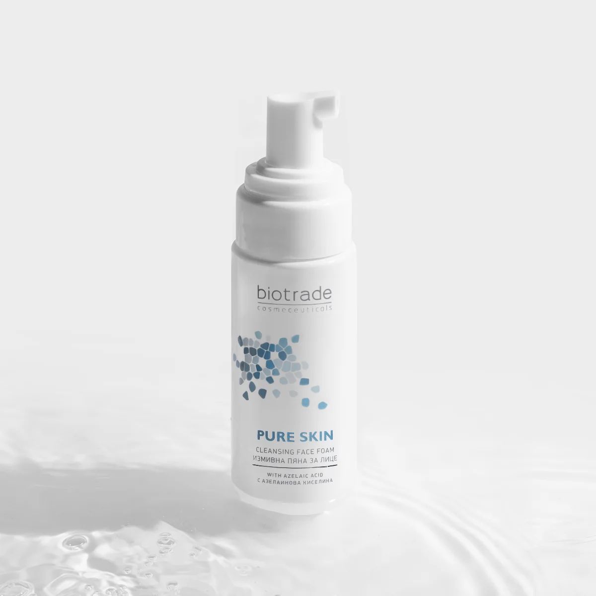 Weiße Flasche mit Pumpverschluss. Aufschrift: Biotrade, Pure Skin, Reinigungsschaum. Blaue grafische Elemente.
