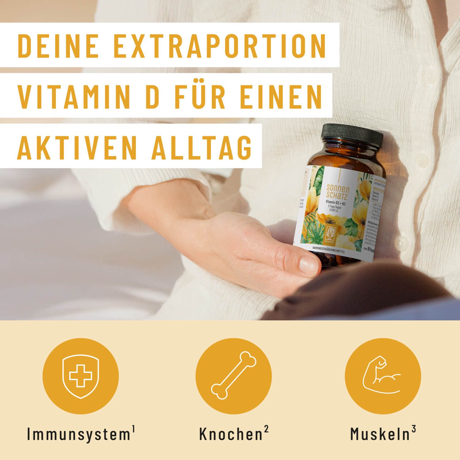 Frau hält Flasche. Aufschrift: SONNENSCHATZ, Vitamin D3 + K2. Text: Deine Extraportion Vitamin D für einen aktiven Alltag. Symbole.