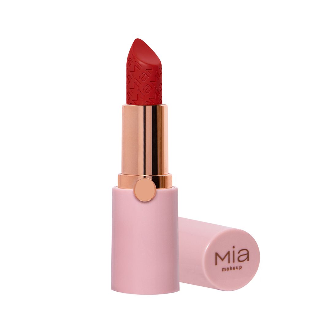 Rossetto rosso, astuccio rosa. Tappo accanto. Marchio: Mia Makeup.