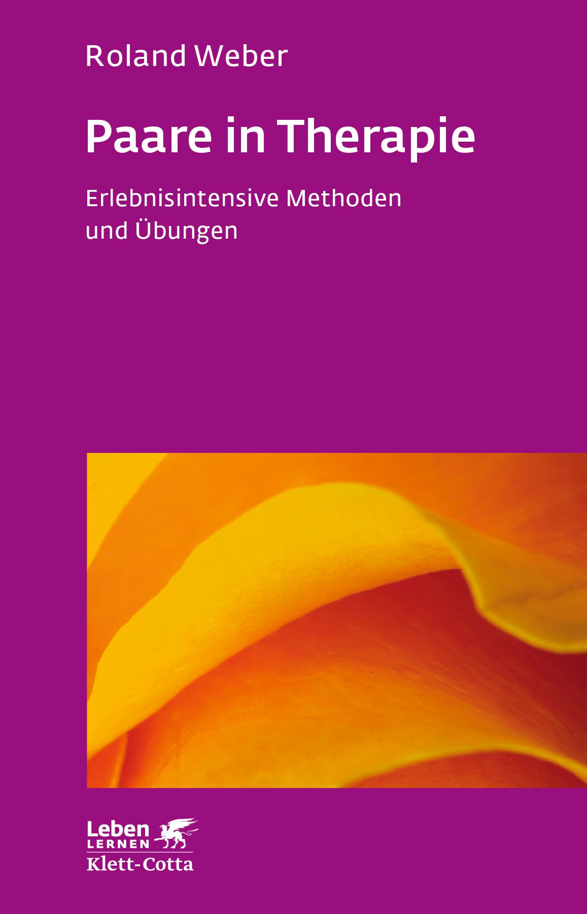 Buchcover: "Paare in Therapie". Autor: Roland Weber. Titel in Weiß auf lila Hintergrund. Orangefarbene Blütenblätter.