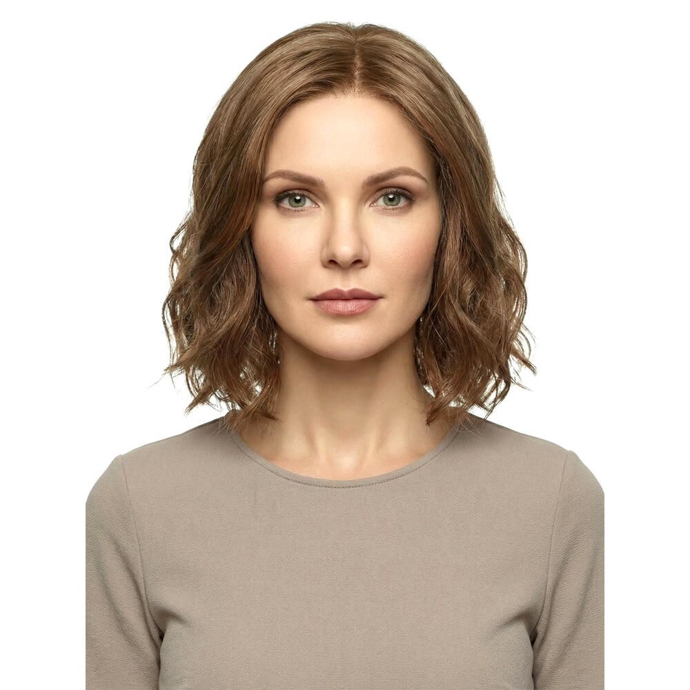 Perücke Lilie von trendhair. Kurze, gewellte, braune Haare. Frau mit beigem Oberteil. Frontalansicht.
